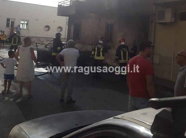 A fuoco un’auto a Comiso, danni ingenti anche alla facciata di un immobile