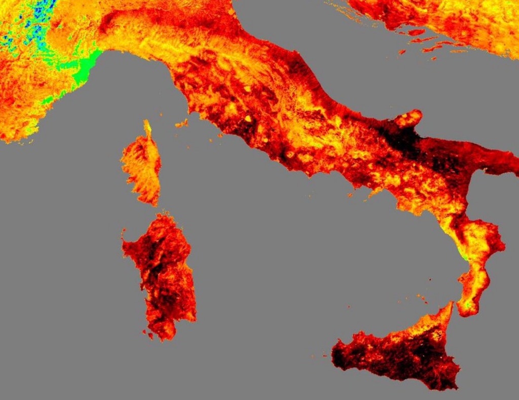 Le immagini dal satellite: in alcuni punti, il suolo ha raggiunto i 50 gradi