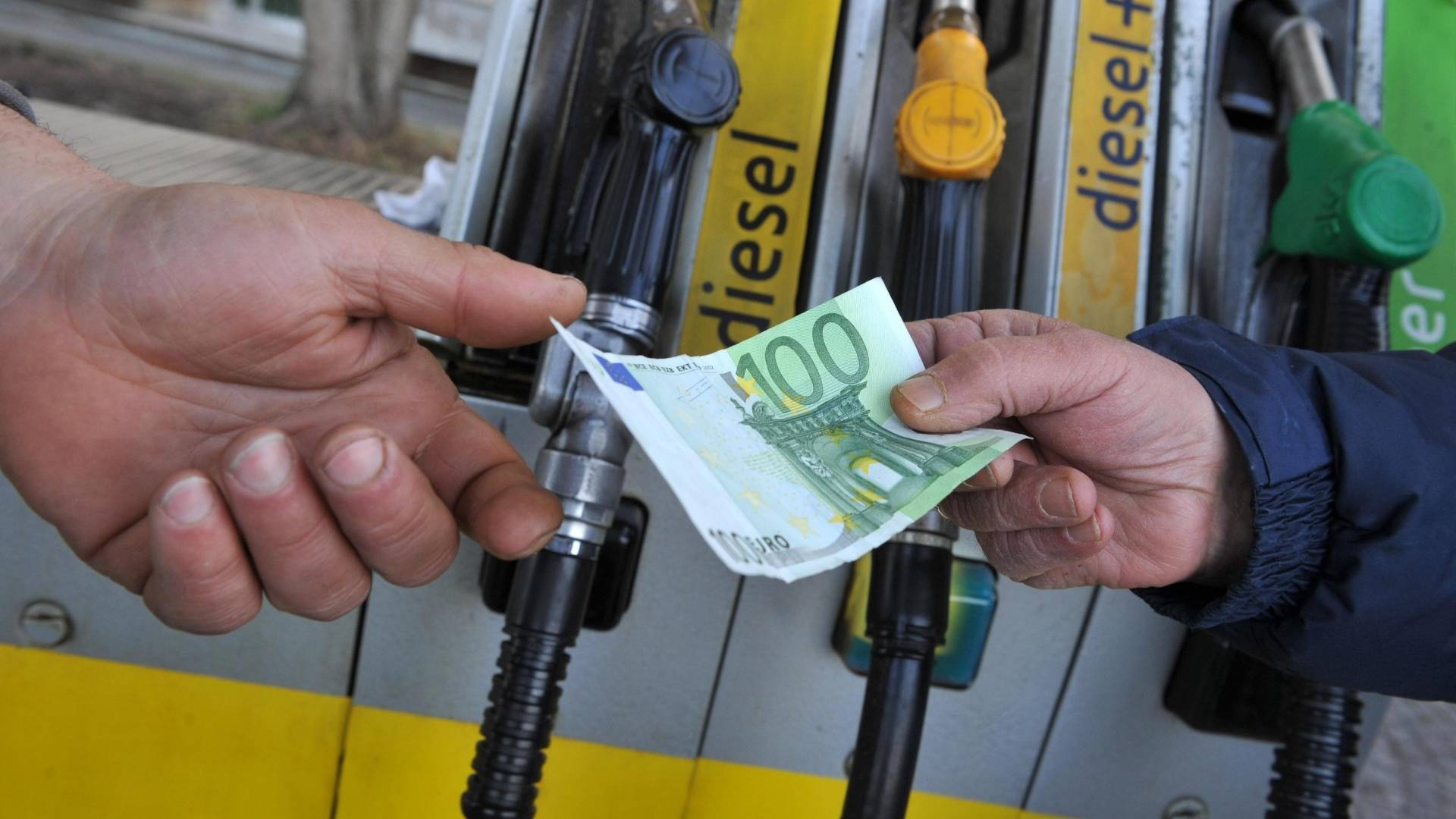 Domenica sera: è caccia ai distributori più convenienti in provincia. Ecco cosa succede