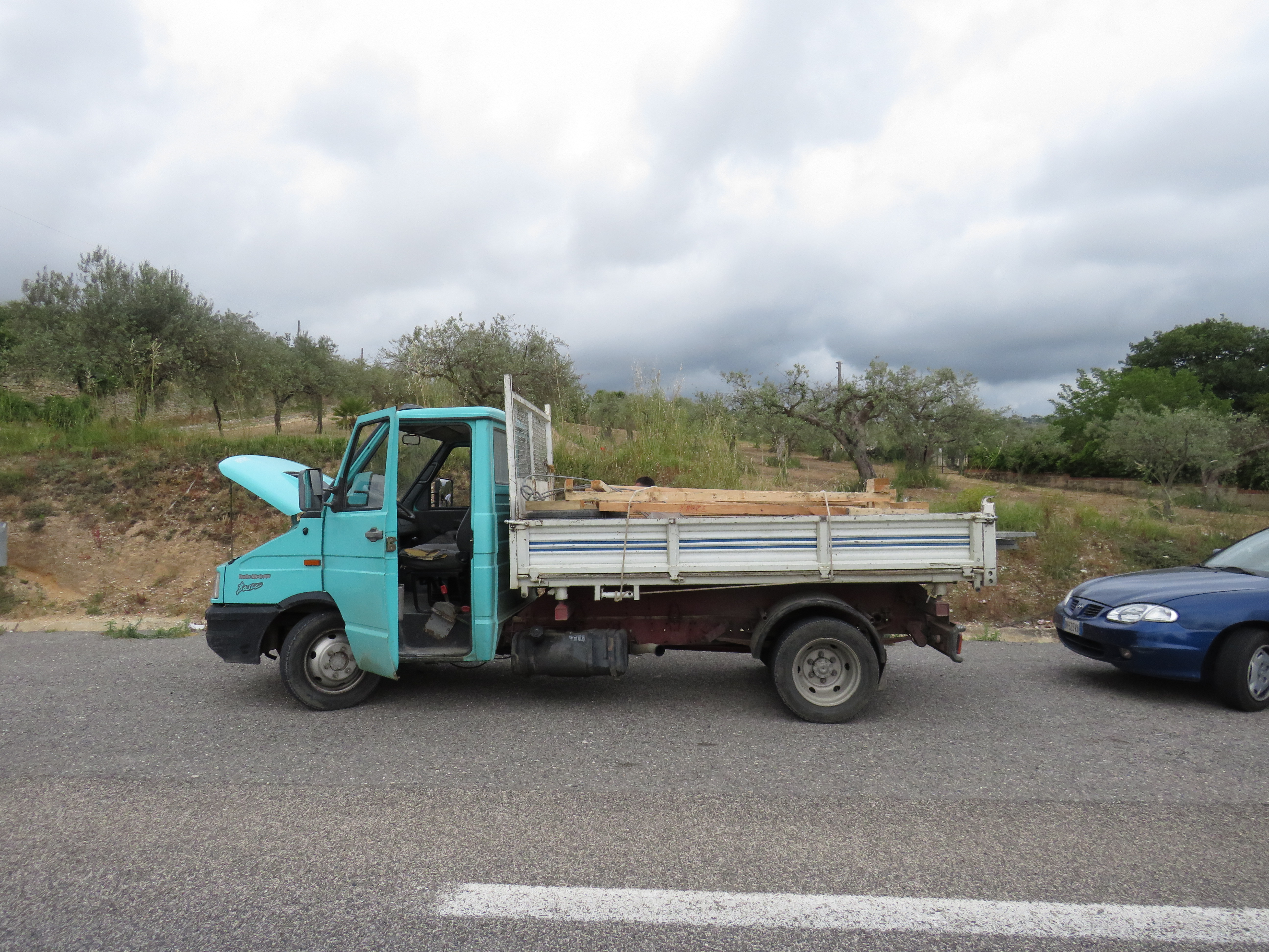 Revisioni false, contraffazione, guida senza patente: 6 denunciati dalla polizia stradale
