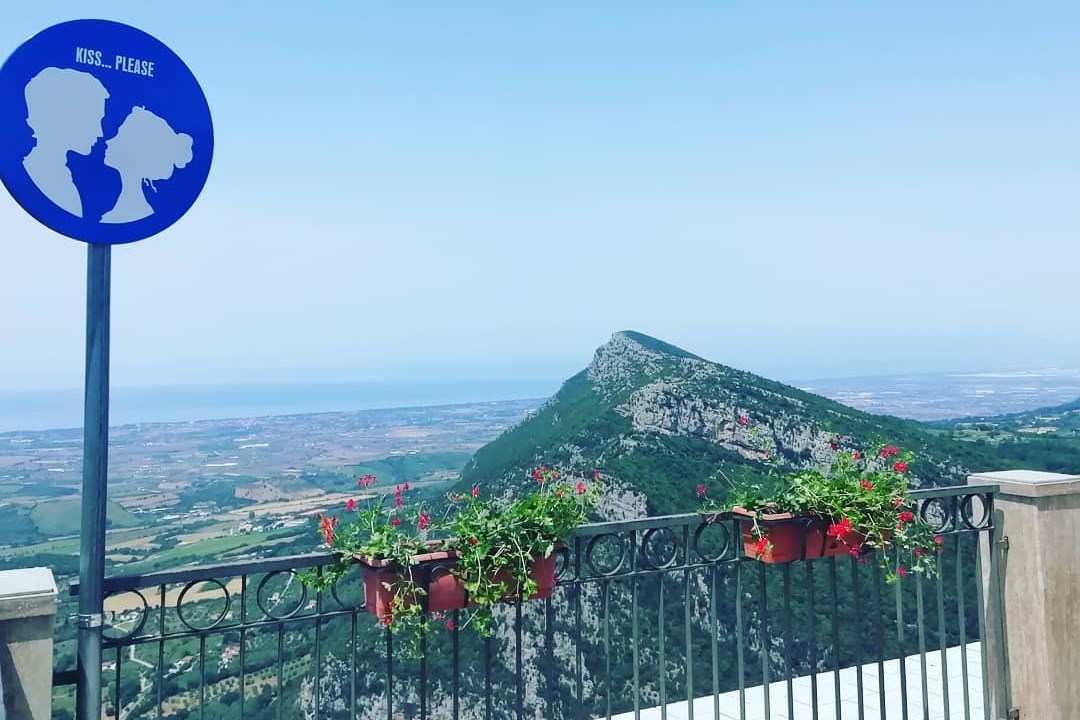 Obbligo di baciarsi: in Cilento, spunta il cartello più romantico che ci sia