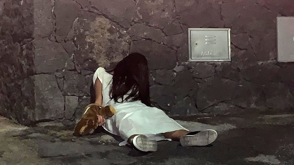 Scherzo horror a Catania: una finta Samara in giro per la città, ma non tutti capiscono