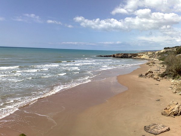 Da Regione, 2,5 milioni di euro per le spiagge libere: arrivano i kit di sanificazione e i segnaposto per gli ombrelloni