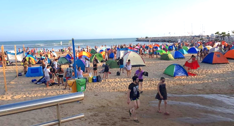 Ferragosto in spiaggia centinaia di tende “vietate” e fiumi di alcool. Giovane soccorso rischiava coma etilico