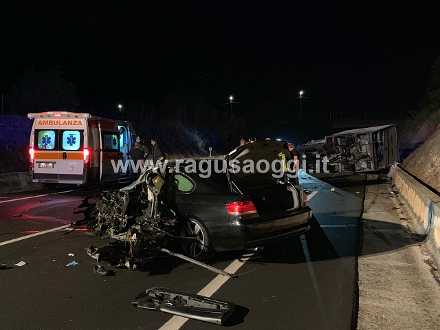 Autocarro dei gelati si ribalta sulla Modica-Pozzallo. C’è un ferito grave. FOTO