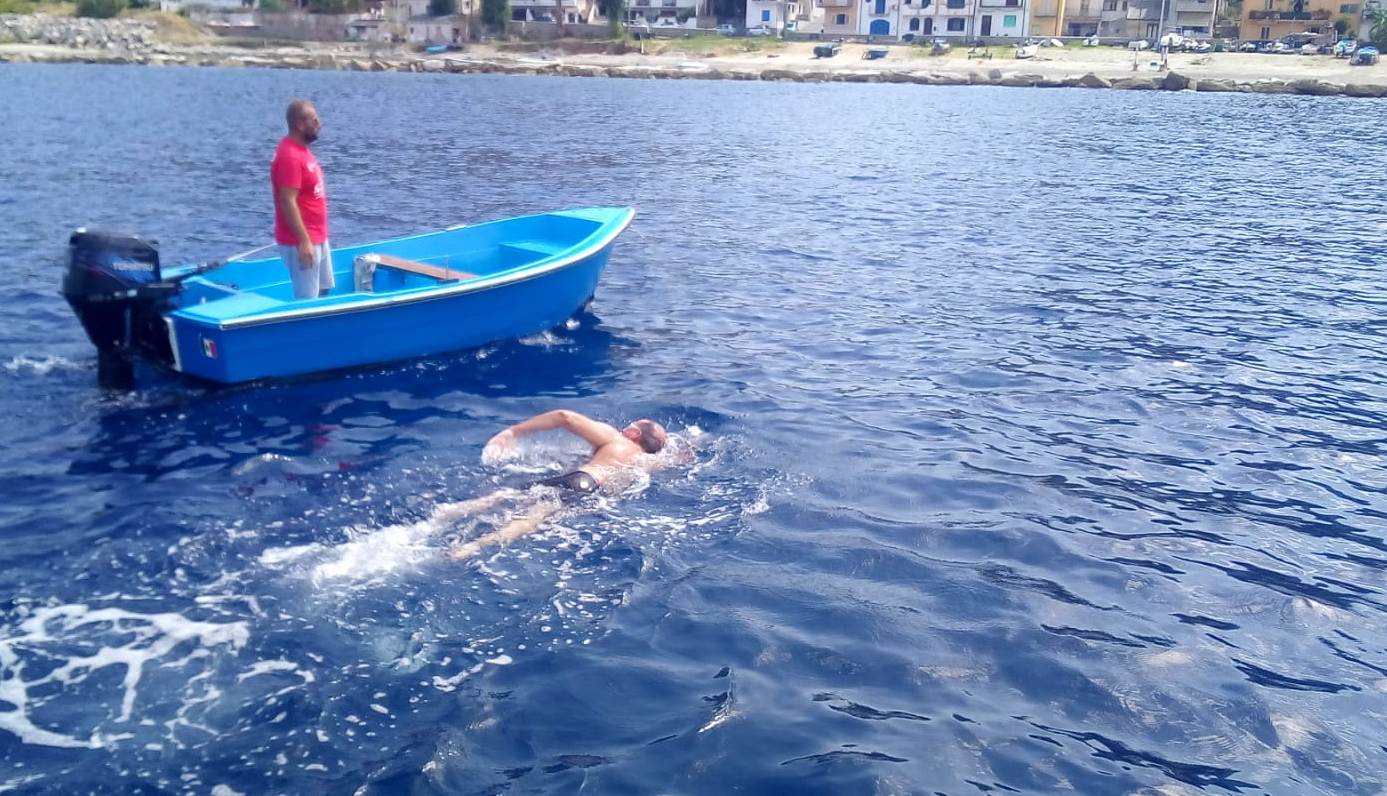 Tom Pritzker, americano di 62 anni, attraversa lo Stretto di Messina