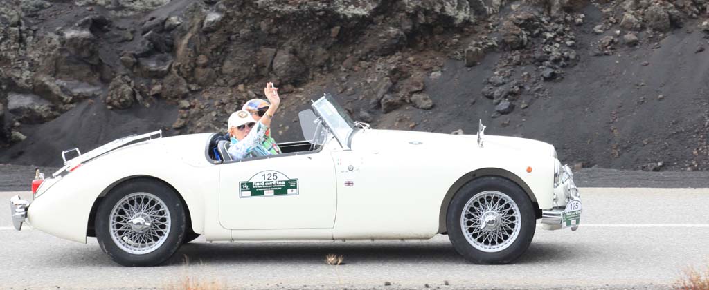 Raid dell’Etna: le auto d’epoca di tutto il mondo arrivano sul vulcano