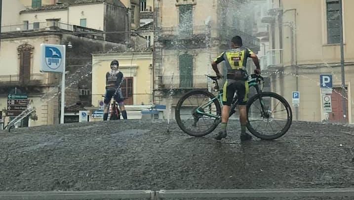 Multati i ciclisti che hanno lavato le bici nella fontana dello stretto a Modica. La replica degli organizzatori