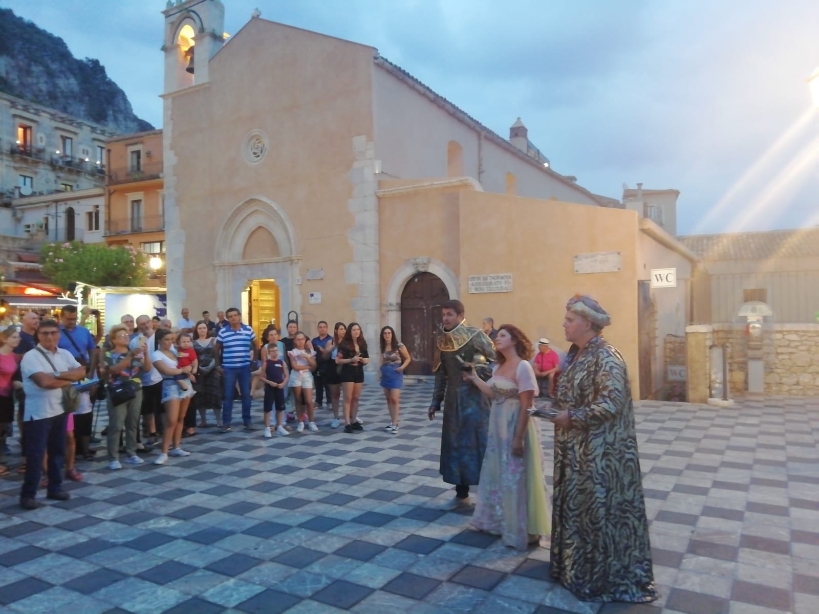 Turandot, incursioni canore in costume tra le vie di Taormina