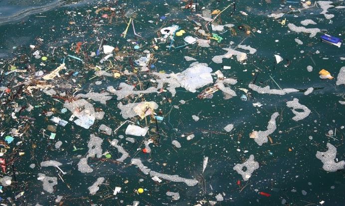 WWF: ogni minuto finiscono nel Mar Mediterraneo 34.000 bottigliette di plastica