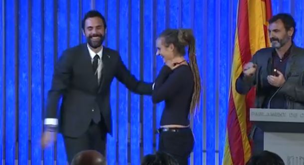 Carola Rackete premiata dal Parlamento catalano