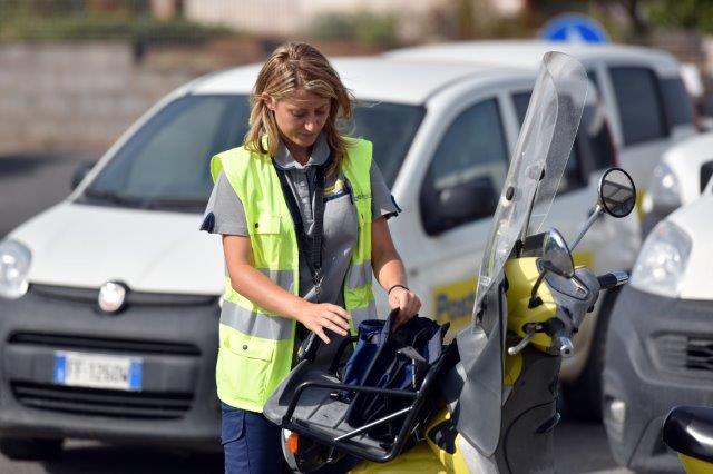 Nuove divise per i portalettere di Ragusa