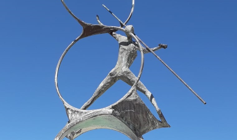 Danneggiata la scultura del Giavellottista di contrada Selvaggio