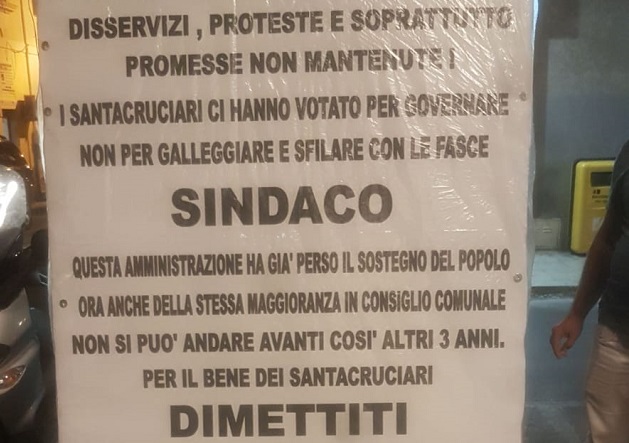 Santa Croce, un cartellone in piazza delle opposizioni: “Sindaco dimettiti”