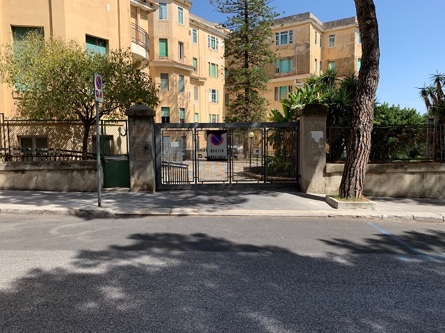 “Quelle auto sempre in sosta davanti al cancello delle ambulanze”. La denuncia del PD
