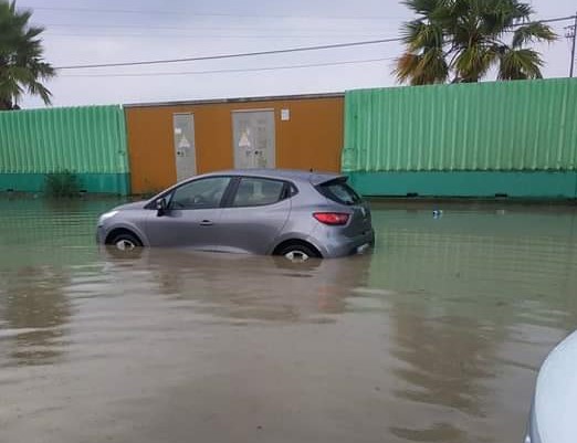 Anche a Vittoria violento temporale. Saltano tombini e auto sott’acqua. VIDEO