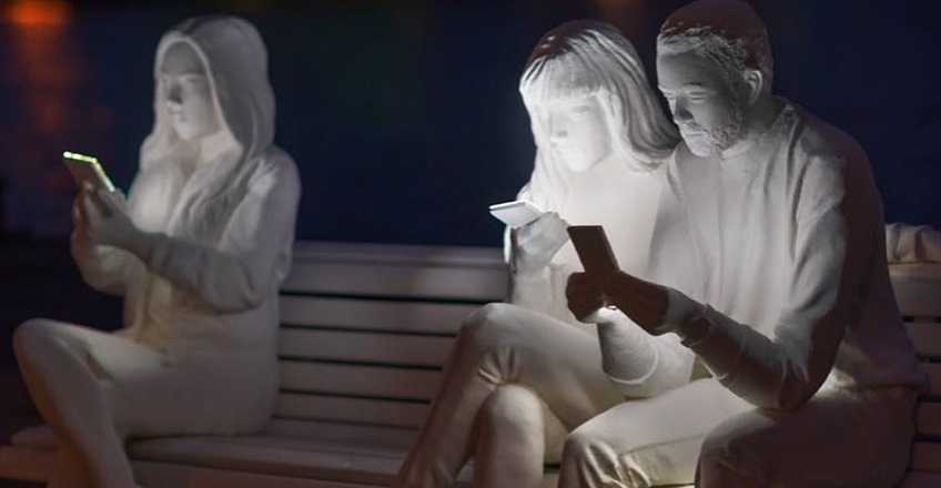 Amsterdam: una scultura per raccontare la nostra ossessione per gli smartphone