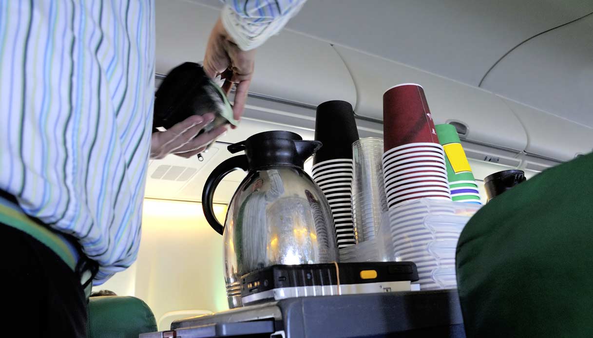 Uno studio americano consiglia: “Non bere caffè o tè e non lavarti mai le mani a bordo degli aerei”