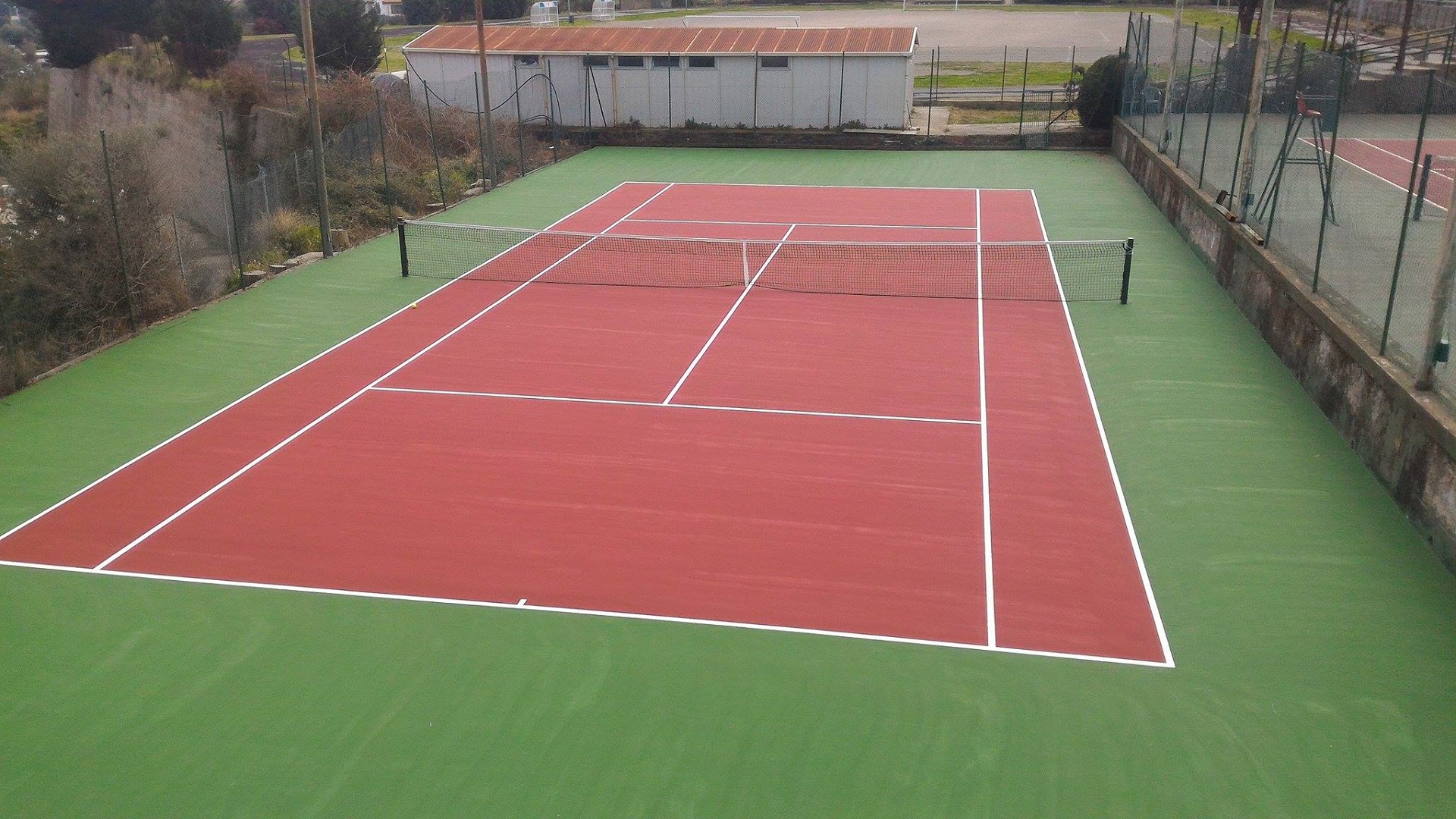 Una tensostruttura per coprire il campo da tennis  del Villaggio Gesuiti a Marina di Ragusa