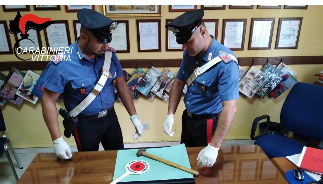 Acate: figlio aggredisce padre e convivente con un martello. Arrestato 22enne