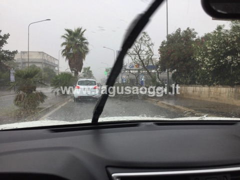 Violento temporale a Ragusa, crolla un albero in Viale delle Americhe