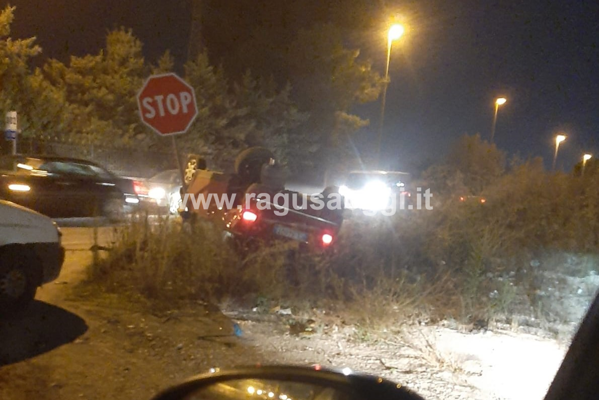 Incidente sulla Vittoria-Comiso, cappotta un’auto, tre mezzi coinvolti