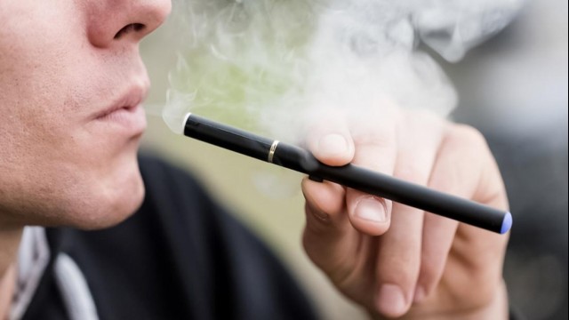 Sigarette elettroniche: scoperta la sostanza che fa ammalare. E’ un olio derivato dalla vitamina E, pericoloso se inalato