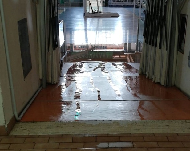 Si allagano anche i bassi del Palaminardi. FOTO