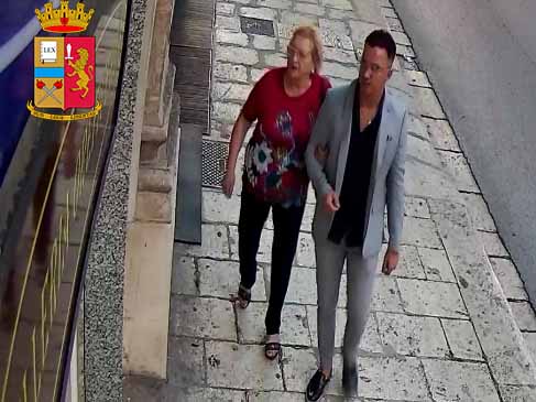 Madre e figlio, ladri di gioielli. Ecco i volti. FOTO