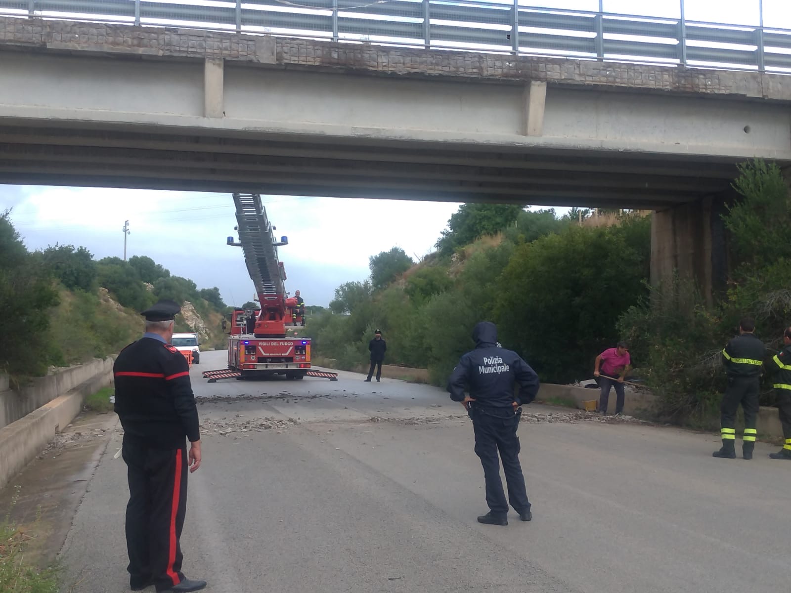 Pozzallo: caduta di calcinacci sulla Sp 45 e 46, interviene anche la polizia locale