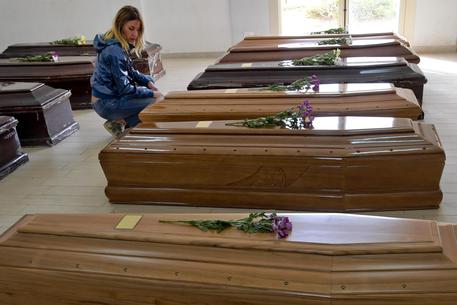A Lampedusa, i funerali delle 13 donne vittime del naufragio. Nessun politico, solo 200 persone