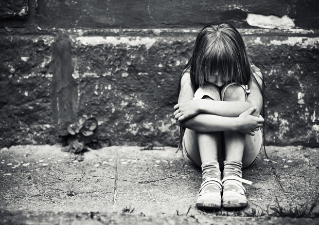 Ferla: si faceva toccare dalla figlia minore della propria convivente, arrestato