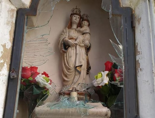 Non c’è più religione. Distrutta la vetrina protettiva di una cappella votiva a Chiaramonte