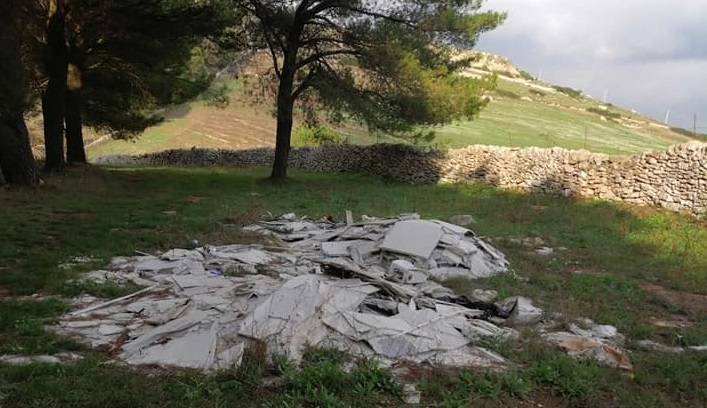 Neanche la pineta di Chiaramonte si salva dalle discariche abusive