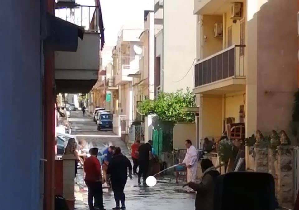 Puliscono la casa di un disabile dopo l’alluvione. Il gesto di rara umanità di alcuni volontari a Pozzallo