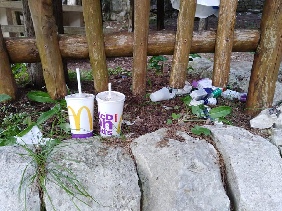 Quelli che…fanno i pic-nic in pineta a Chiaramonte e lasciano la loro spazzatura. FOTO
