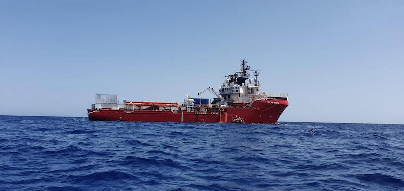 La Ocean Viking è arrivata al porto di Pozzallo con 104 migranti