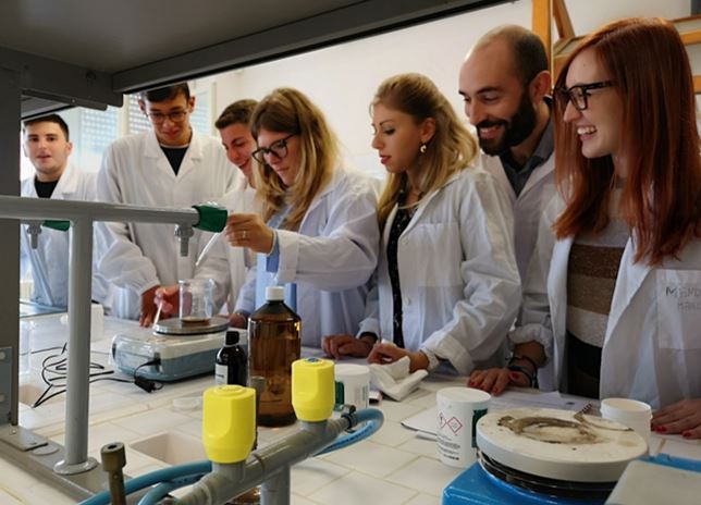 All’istituto Ferraris di Ragusa, alunni e farmacisti insieme in laboratorio