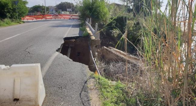 Crolla un pezzo di ponte sulla Pozzallo-Santa Maria del Focallo