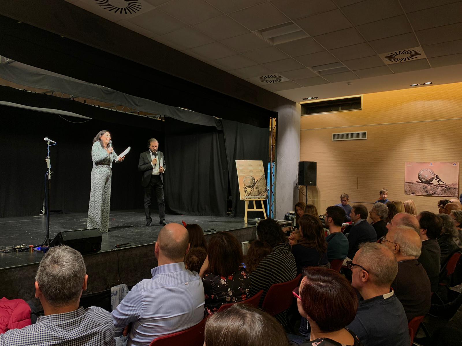 La Compagnia Godot “lascia” il teatro per dedicarsi al mondo della moda. Provocatoria apertura della stagione teatrale
