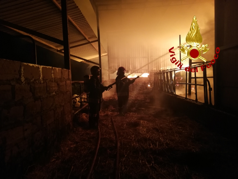 Incendio in un fienile sulla Ragusa-Mare, nei pressi della Palazzola. FOTO
