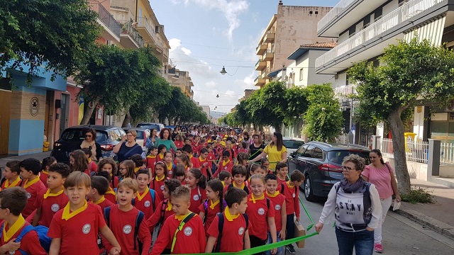 Un treno carico di desideri, e di 700 bambini, ha attraversato Comiso