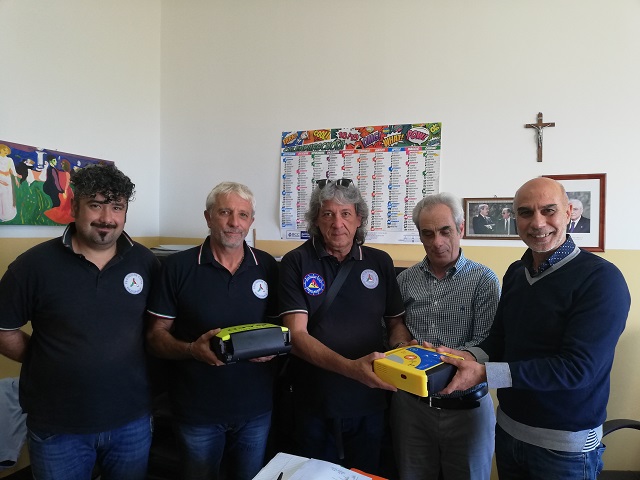 Il Gruppo Alfa di Chiaramonte dona due defibrillatori all’Istituto S.A. Guastella