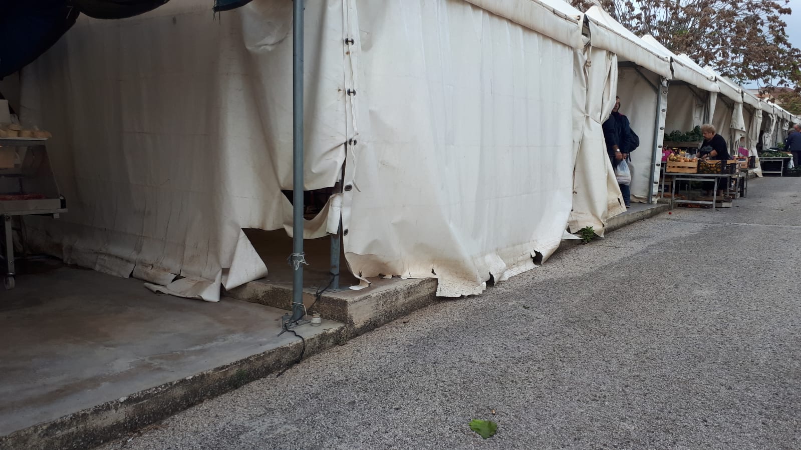 Ragusa: in grave abbandono lo stato dei posteggi-tendoni del mercatino degli agricoltori