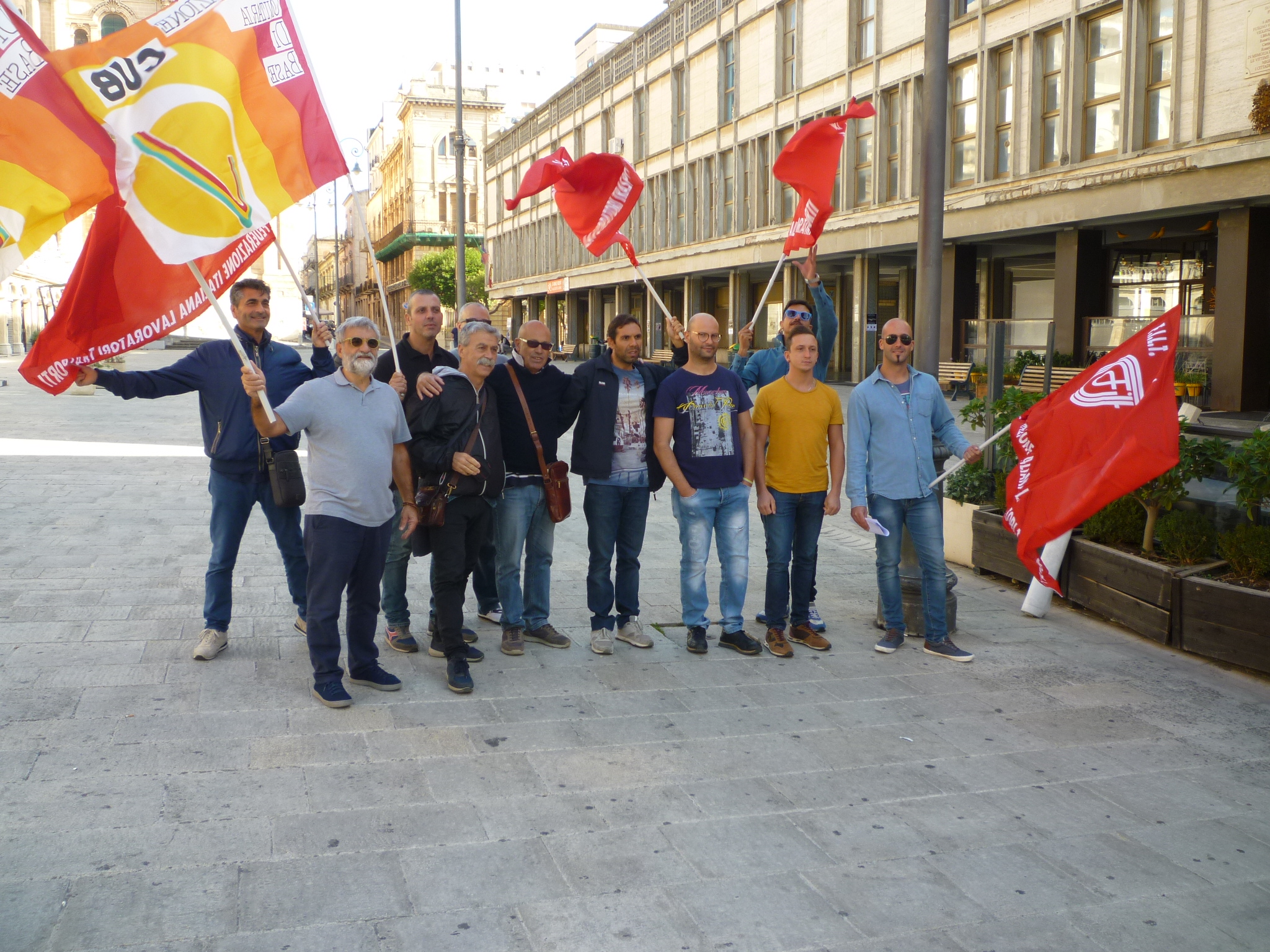Sit-in stamani in piazza San Giovanni a Ragusa dei lavoratori Cooperativa S. Giorgio