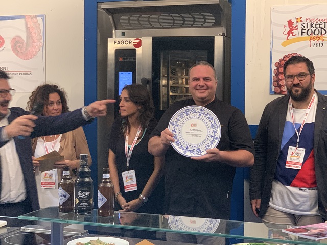 Giuseppe Oriti trionfa al Messina Street Food Fest. Il panino con la porchetta di suino nero dei Nebrodi specialità più gradita