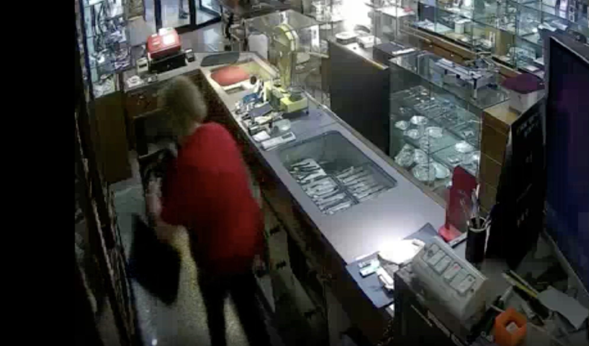 Madre e figlio ladri seriali nelle gioiellerie. Arrestati dalla polizia di Ragusa (VIDEO)