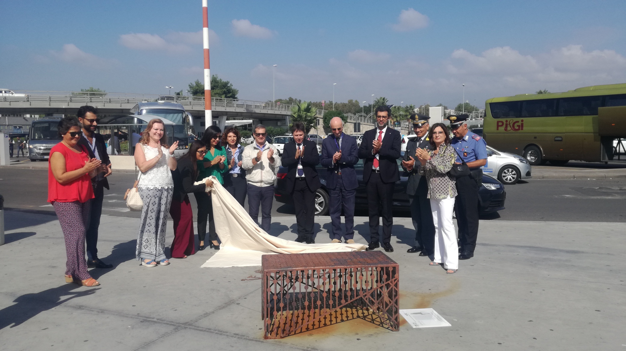 All’aeroporto di Catania svelata Stazio, la panchina-meridiana