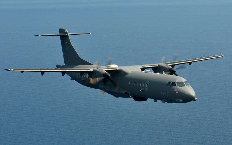 Esercitazione militare in mare in notturna. FOTO