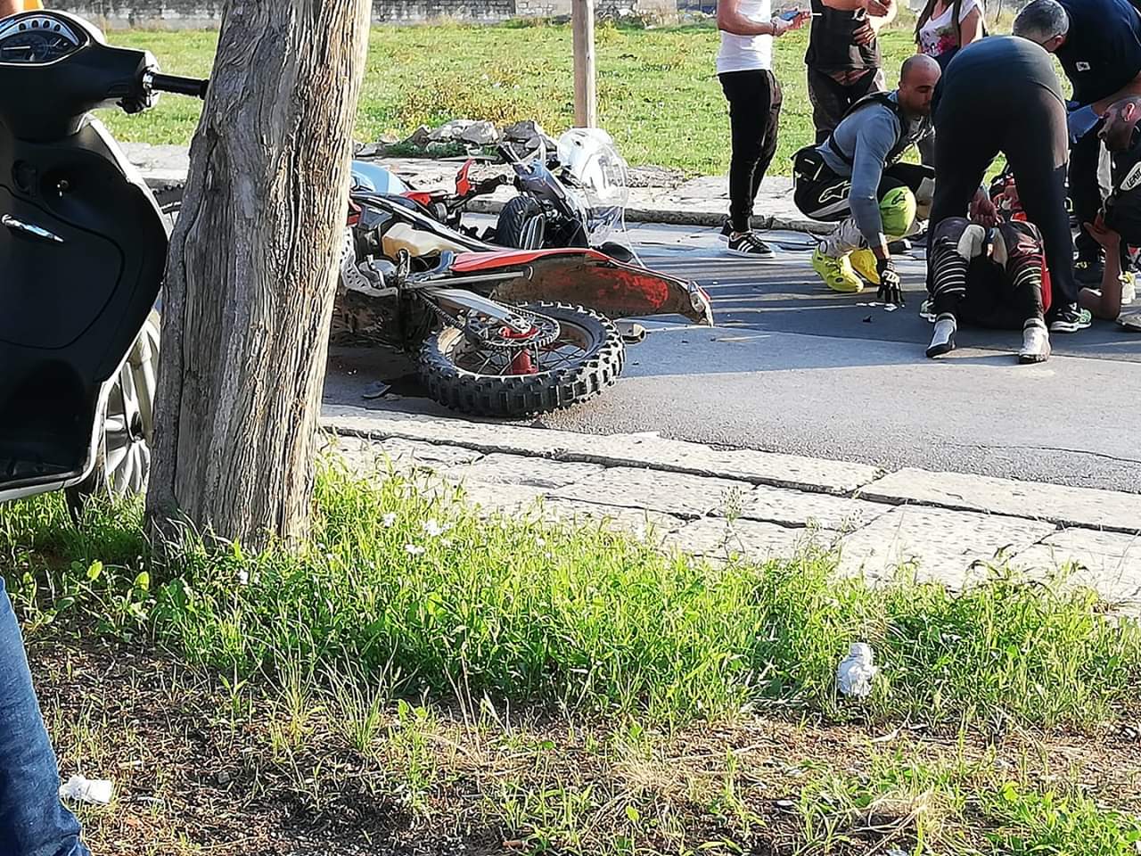 Incidente a Comiso, due motocross contro auto nei pressi del cimitero